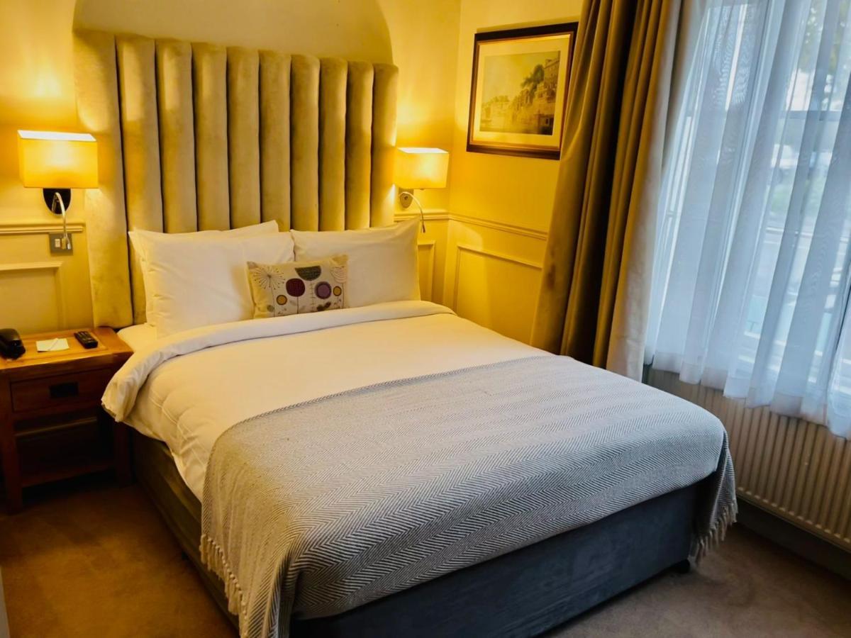 The Talbot Inn Woking Zewnętrze zdjęcie