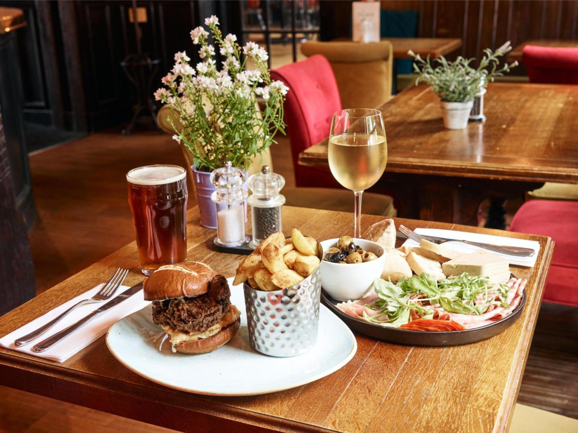 The Talbot Inn Woking Zewnętrze zdjęcie