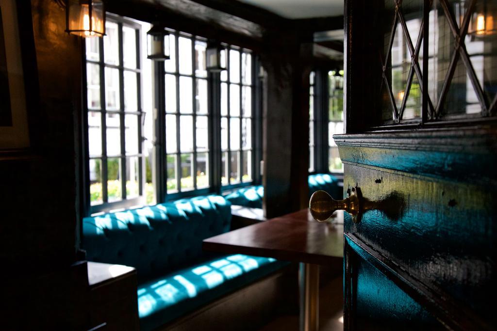 The Talbot Inn Woking Zewnętrze zdjęcie