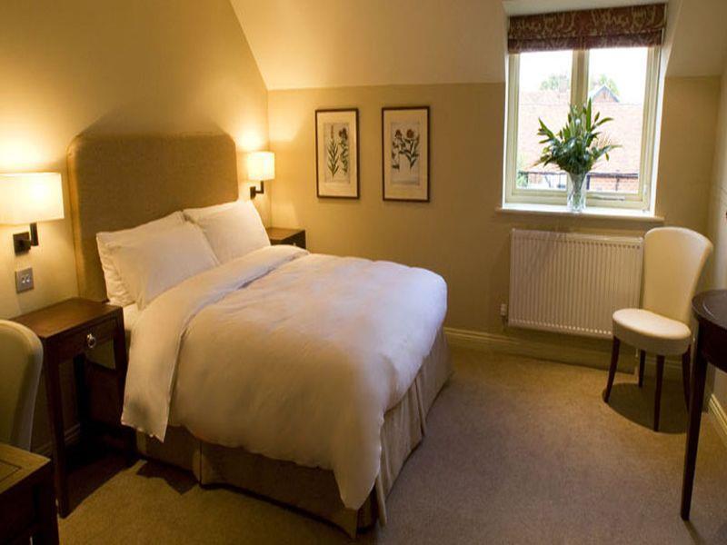 The Talbot Inn Woking Zewnętrze zdjęcie