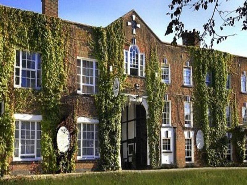 The Talbot Inn Woking Zewnętrze zdjęcie