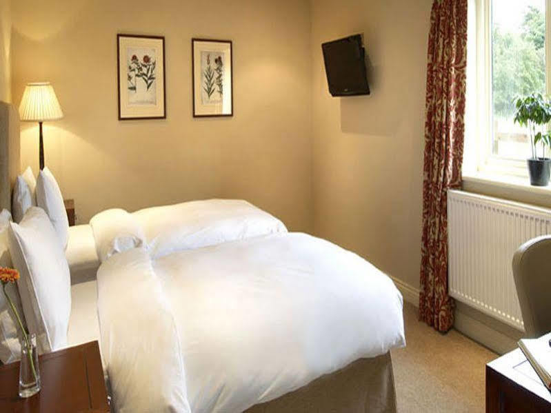 The Talbot Inn Woking Zewnętrze zdjęcie