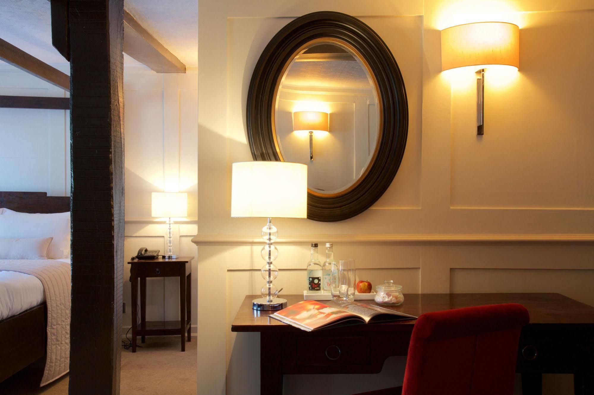 The Talbot Inn Woking Zewnętrze zdjęcie