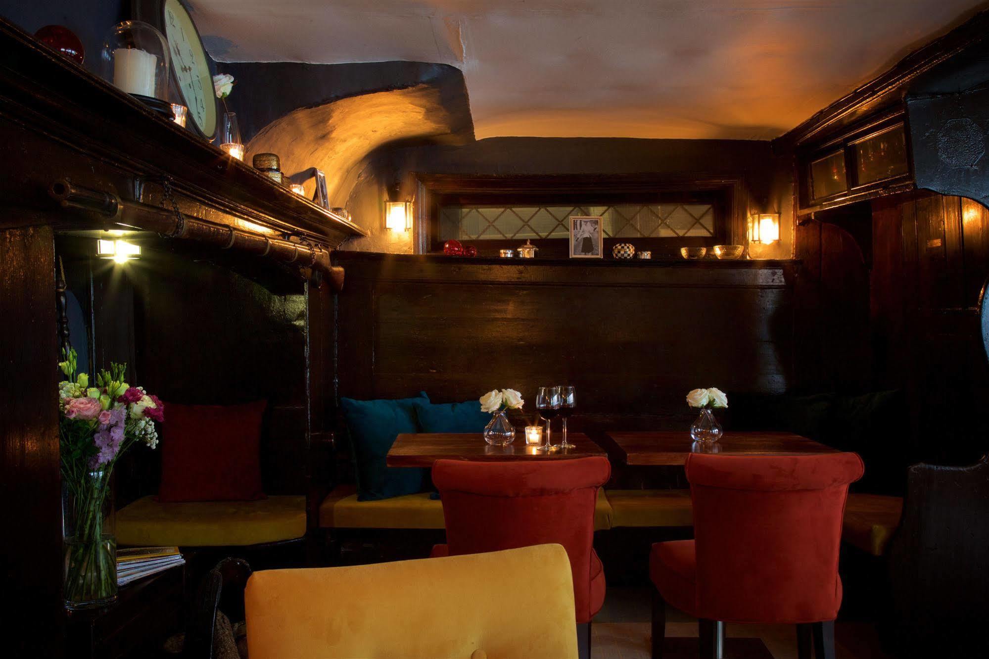 The Talbot Inn Woking Zewnętrze zdjęcie