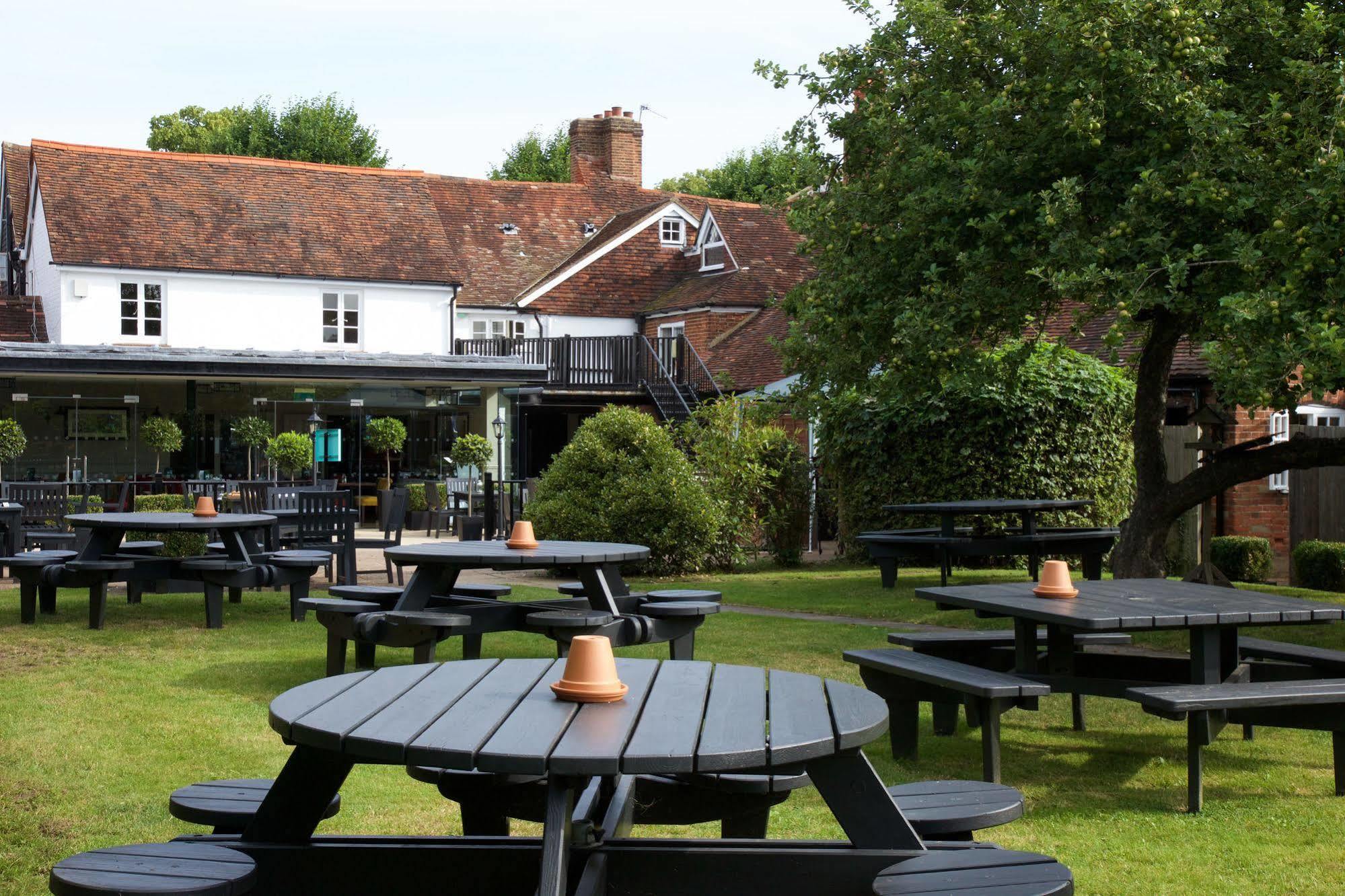 The Talbot Inn Woking Zewnętrze zdjęcie
